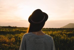 1. "未來科技與人類命運：新科幻大片解析"
2. "跌宕起伏的故事：探秘最新科幻影片"
3. "虛擬現實與真實世界：當代科幻電影方向"
4. "超越時空：2023年必看科幻電影推薦"
5. "科技幻想與社會現實：熱門科幻影片一覽"